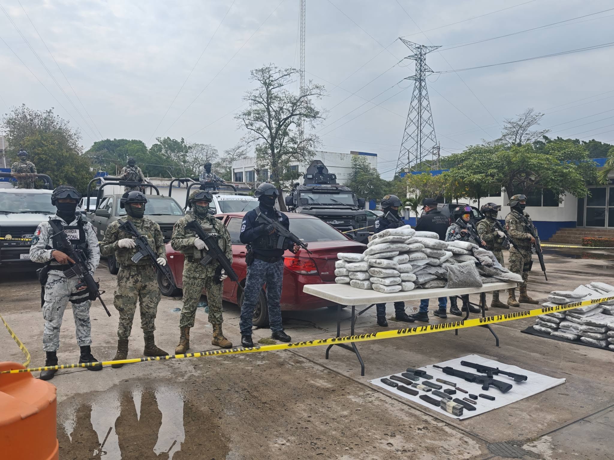 Aseguran vehículo abandonado en Villahermosa con más de 150 kilos de marihuana y armas largas…