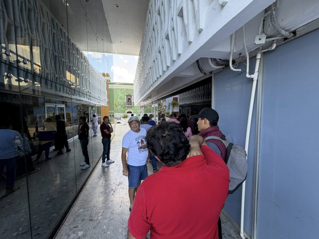 Ofrecen “hacer fila” por 150 pesos ante alta demanda por reemplacamiento en Campeche