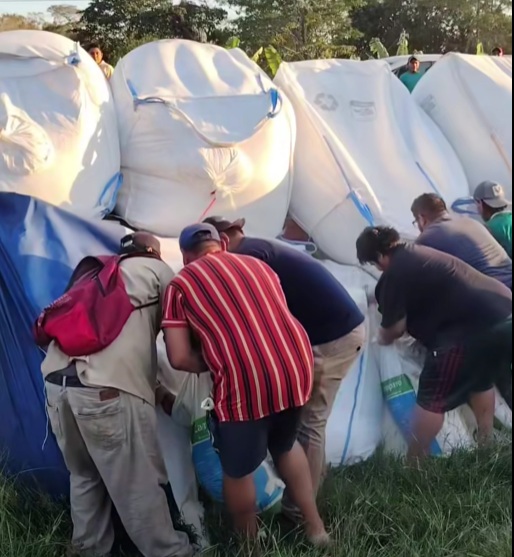 Vuelca camión cargado de azúcar en la Villahermosa–Cárdenas; se registra rapiña y caos vial