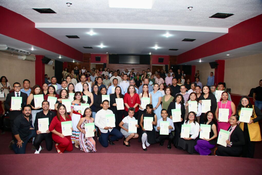 Entrega Secretaría de Cultura 40 títulos profesionales a egresados del CEIBA en Tabasco