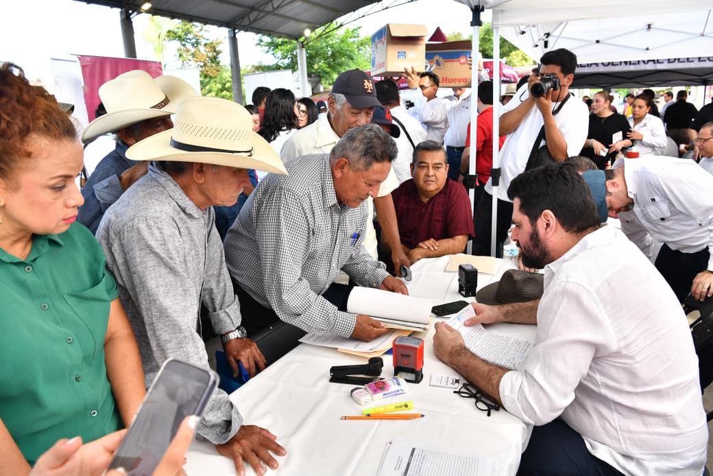 Cayucos llenan el río Chilapa para acudir a audiencia comunitaria con el gobernador Javier May