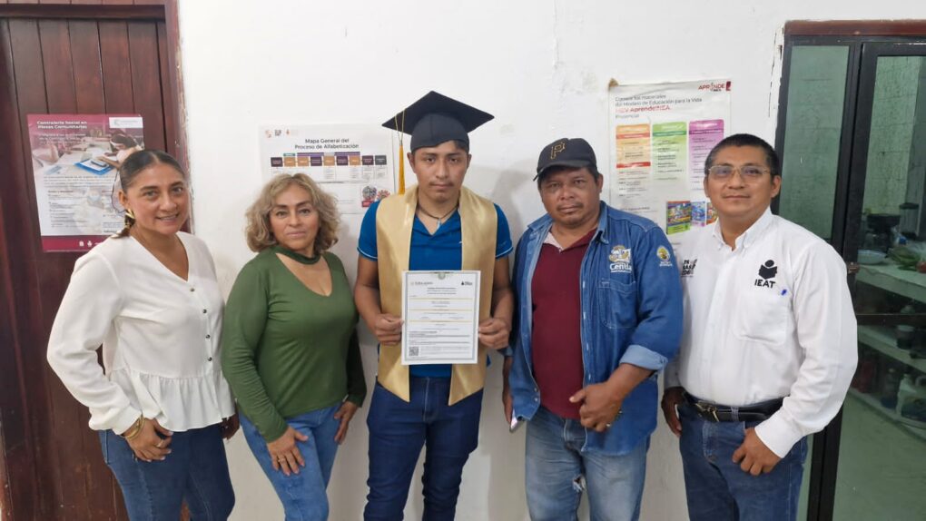 Con esfuerzo y perseverancia, Ismael cumple su sueño de concluir la secundaria en Centla