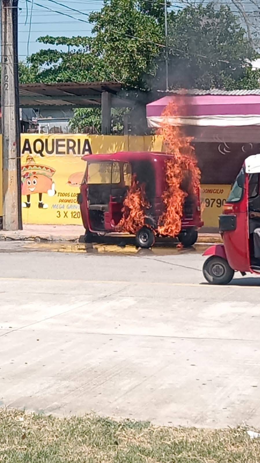 Mototaxi se incendia en Villa Vicente Guerrero, Centla; vecinos intentaron sofocar las llamas