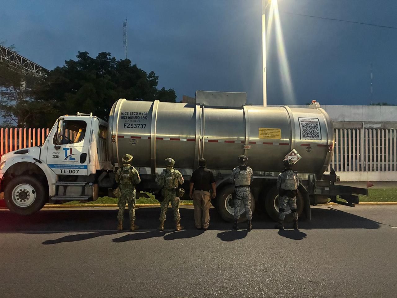 FGR investiga aseguramiento de 20 mil litros de hidrocarburo en carretera de Centla