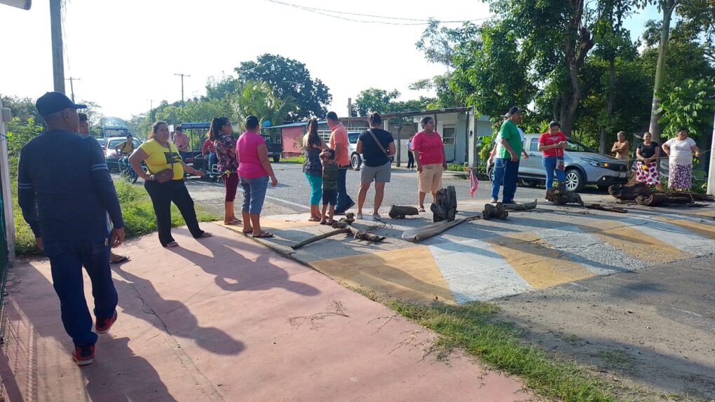 Tras diálogo con autoridades, habitantes retiran bloqueo en la carretera Villahermosa–Reforma