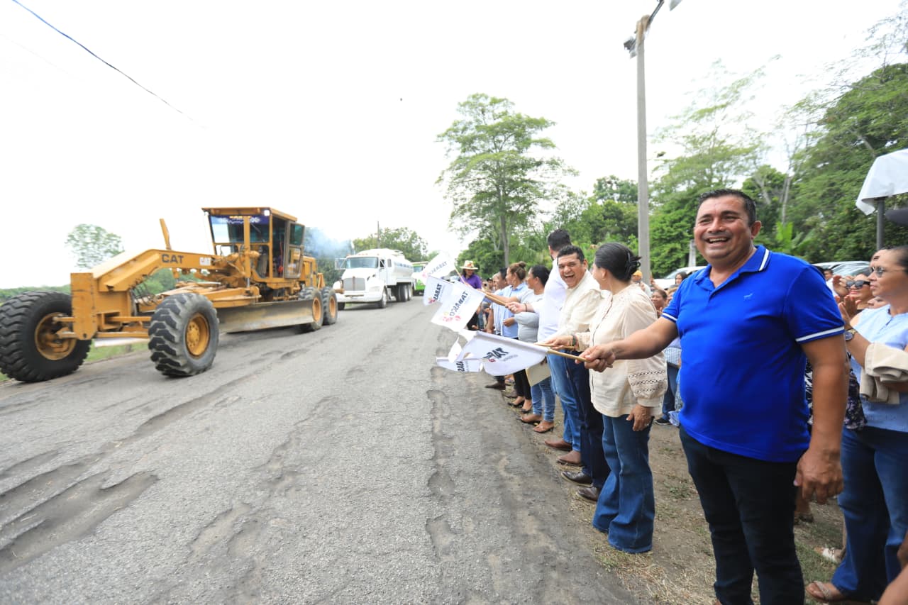 Bajo intensa lluvia, Javier May inicia rehabilitación de caminos en comunidades de Centro…