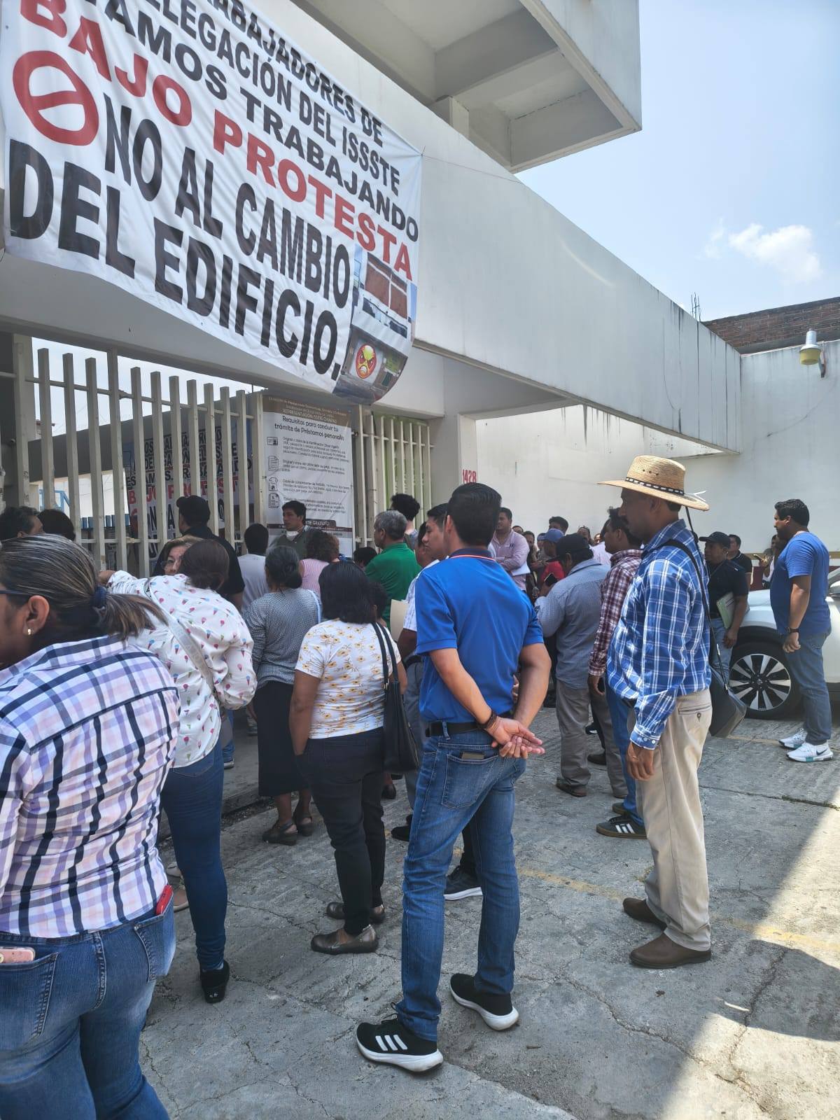 Trabajadores del ISSSTE en Tapachula exigen presencia de Martí Batres por retraso de hospital
