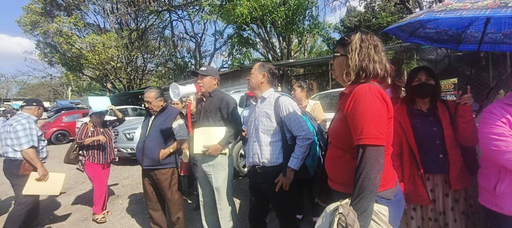 Magisterio chiapaneco se moviliza y advierte paro nacional de 72 horas; toman jefatura en San Cristóbal