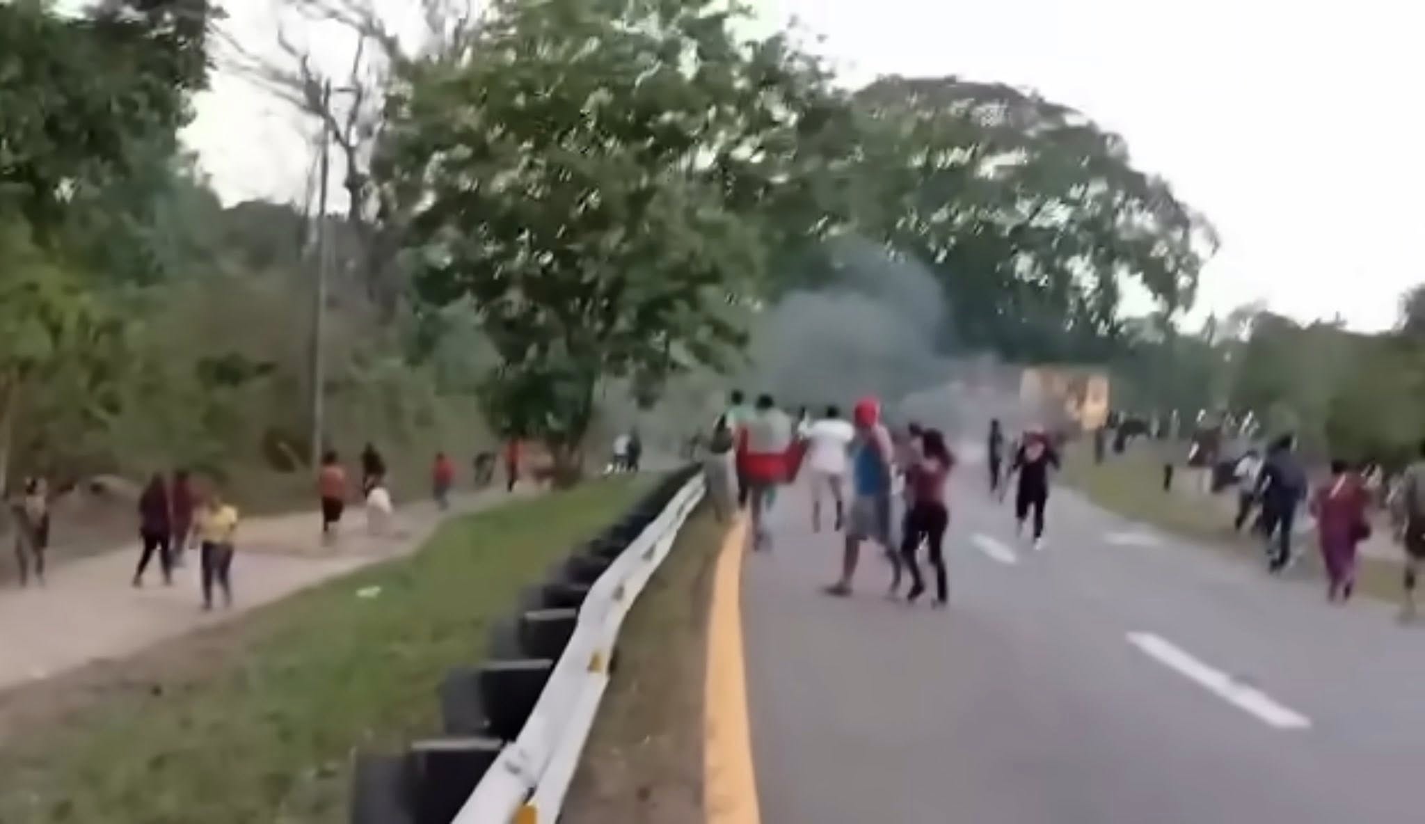 Desalojo de bloqueo en Villa Comaltitlán Chiapas, deja enfrentamientos, detenidos y vehículos incendiados