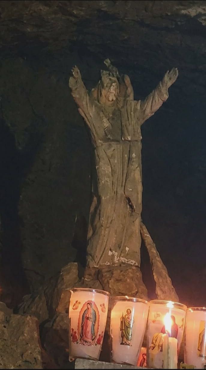 Hallazgo de cueva con figura genera asombro en comunidad de San Juan Chamula