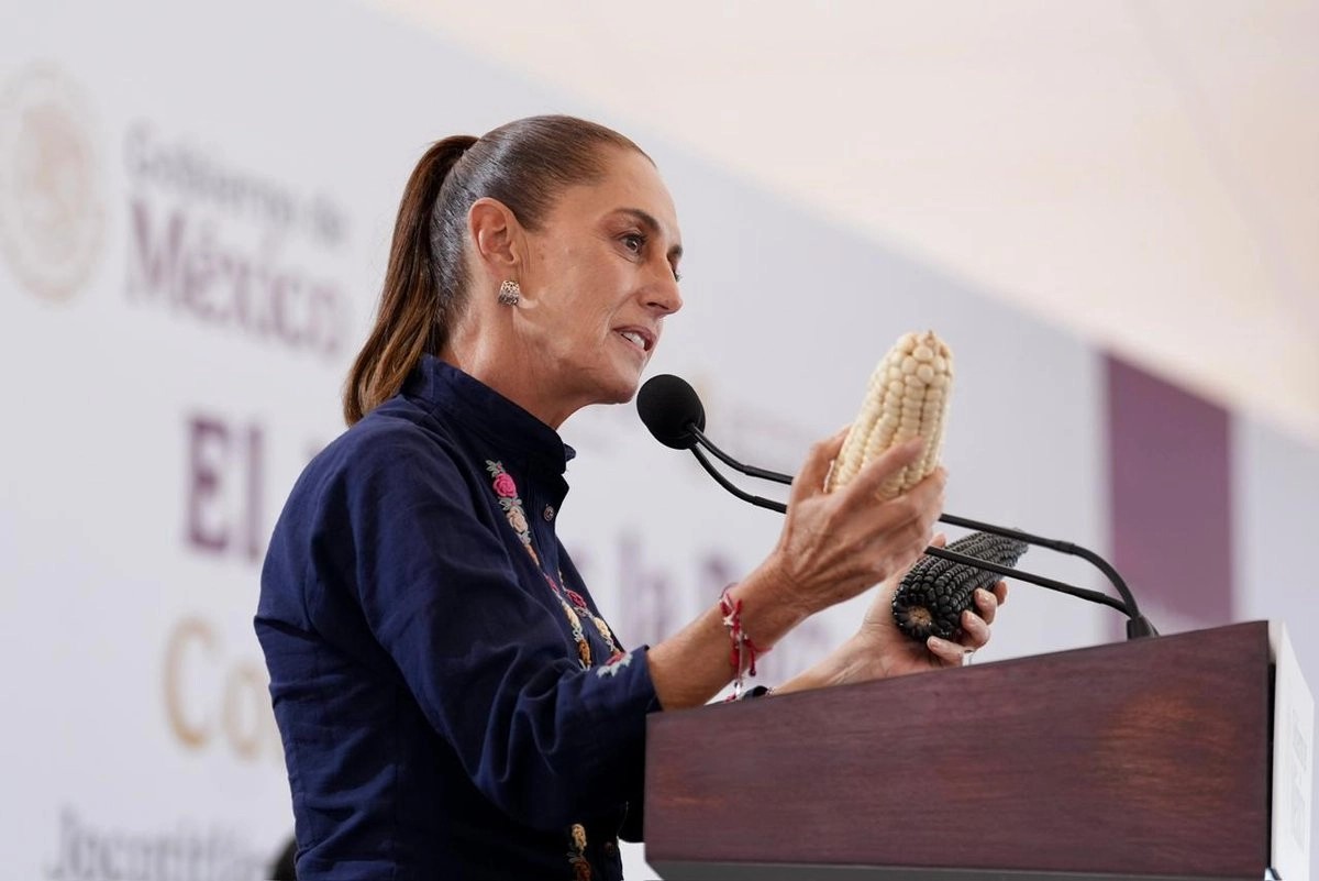 Sheinbaum llama a defender las conquistas del pueblo y acusa a la oposición de buscar apoyo extranjero