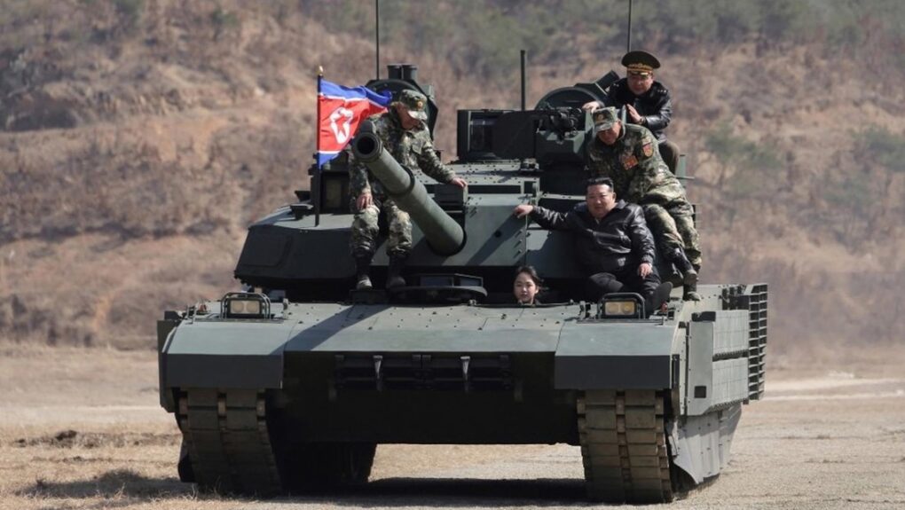 Kim Jong-un inspecciona ejercicios militares y presenta nuevo tanque principal de Corea del Norte