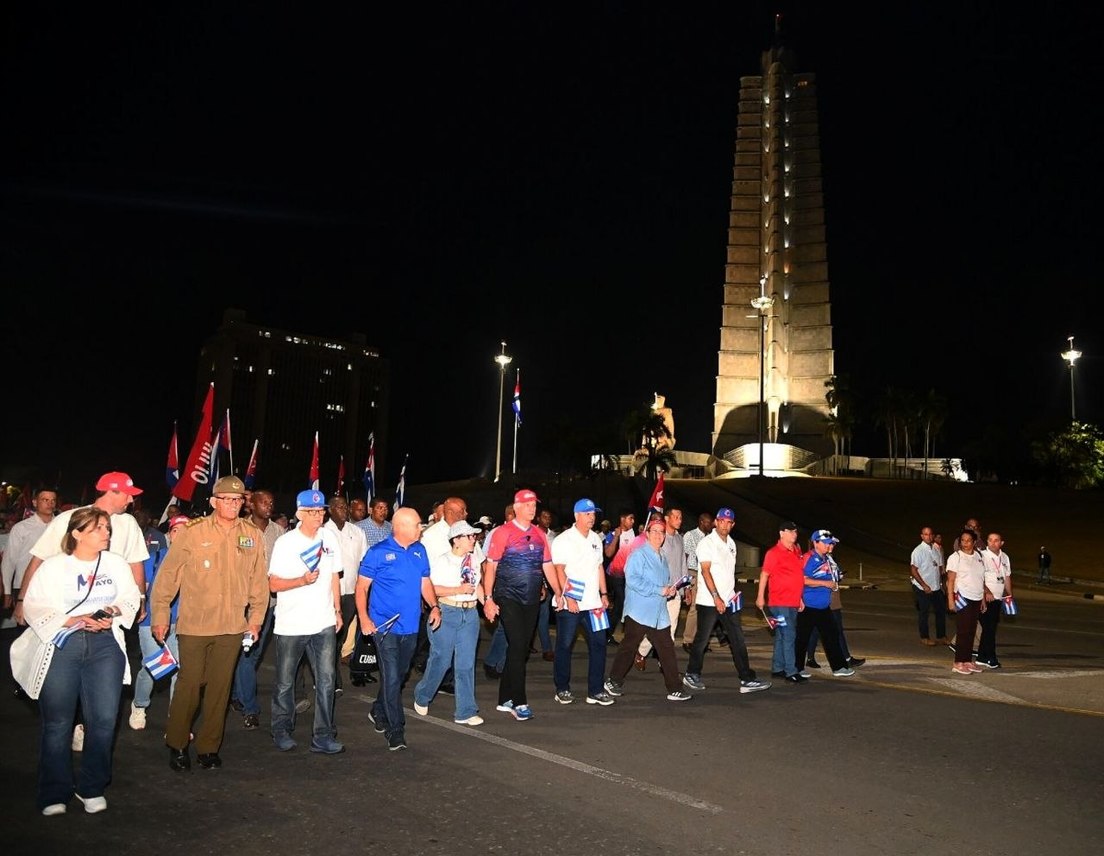 Miles de cubanos marchan por la paz y contra el bloqueo en el Día del Trabajo