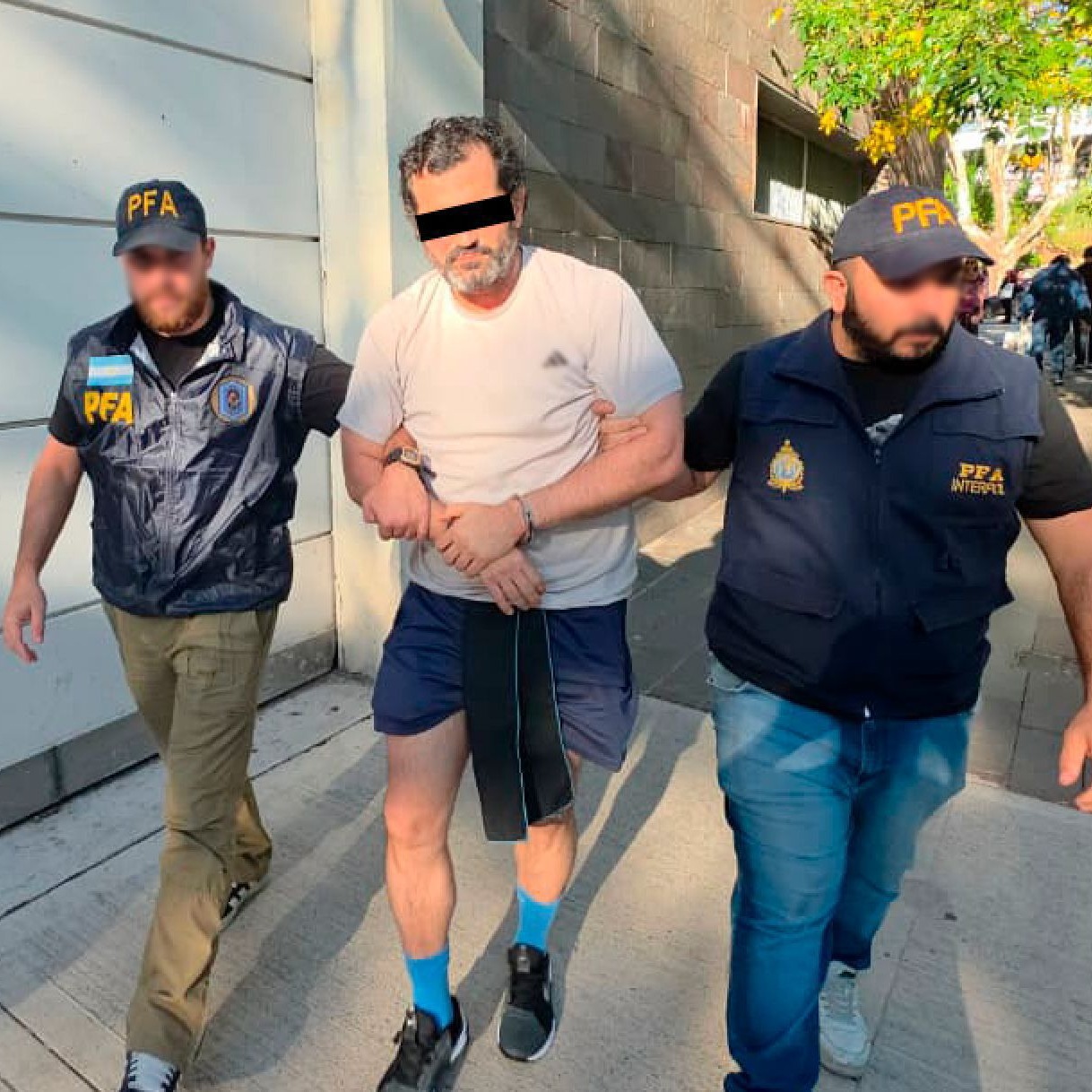 Detienen en Argentina a contralmirante mexicano ligado a “huachicol fiscal”; era buscado en 192 países