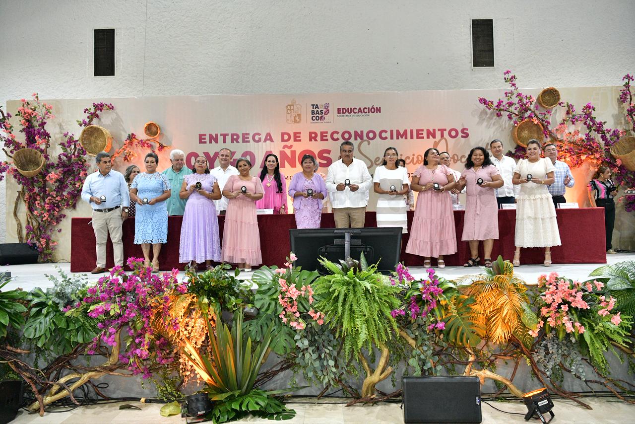 Gobierno de Tabasco reconoce a 899 docentes por décadas de servicio y vocación educativa…