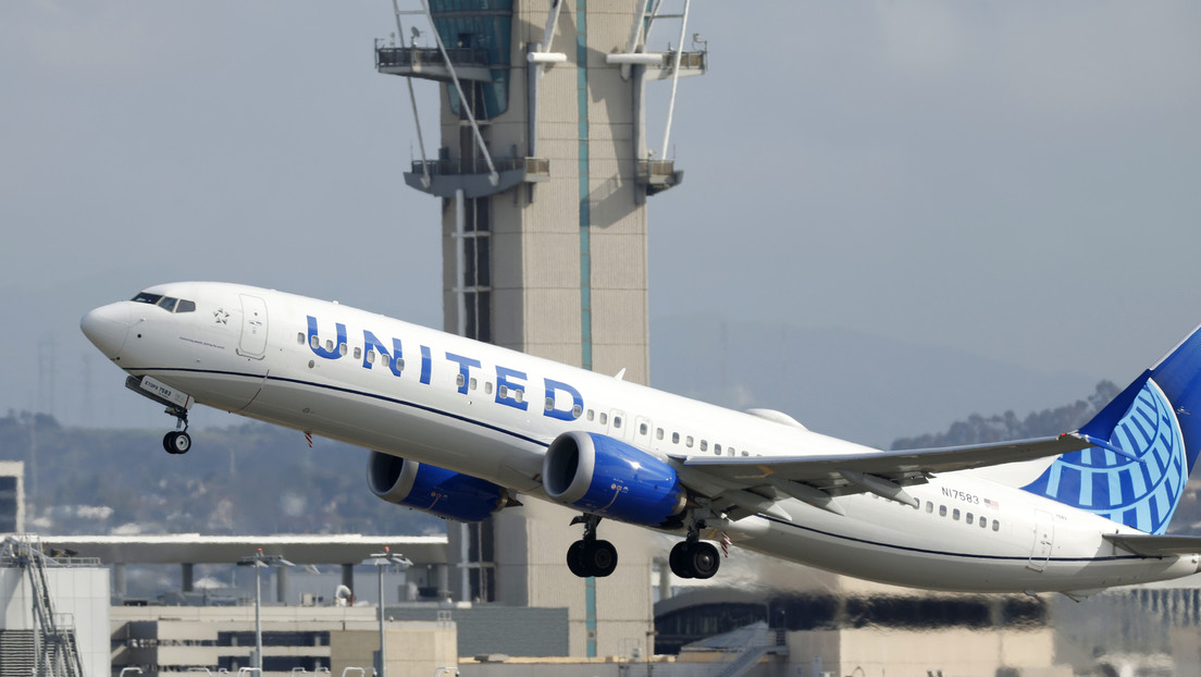 Avión de United realiza aterrizaje de emergencia tras incidente con pasajero en pleno vuelo
