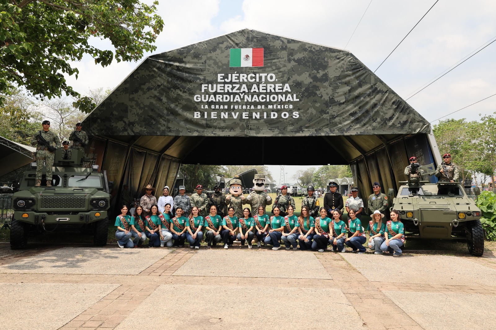 Embajadoras de Flor Tabasco 2026 recorren exposición militar “La Gran Fuerza de México”
