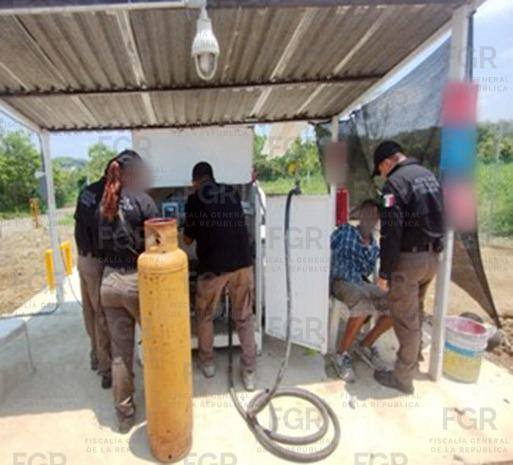 FGR asegura punto de venta ilegal de gas LP y detiene a dos personas en Poza Rica