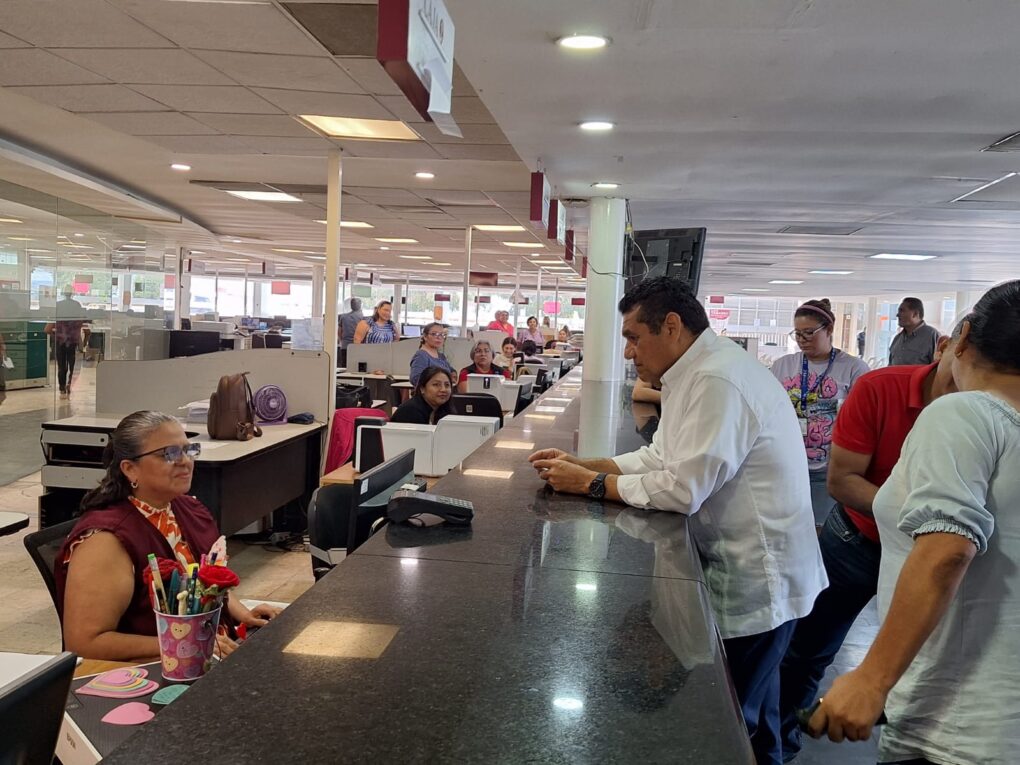 Javier May tramita en Base-4 de Finanzas la renovación de su licencia de conducir…