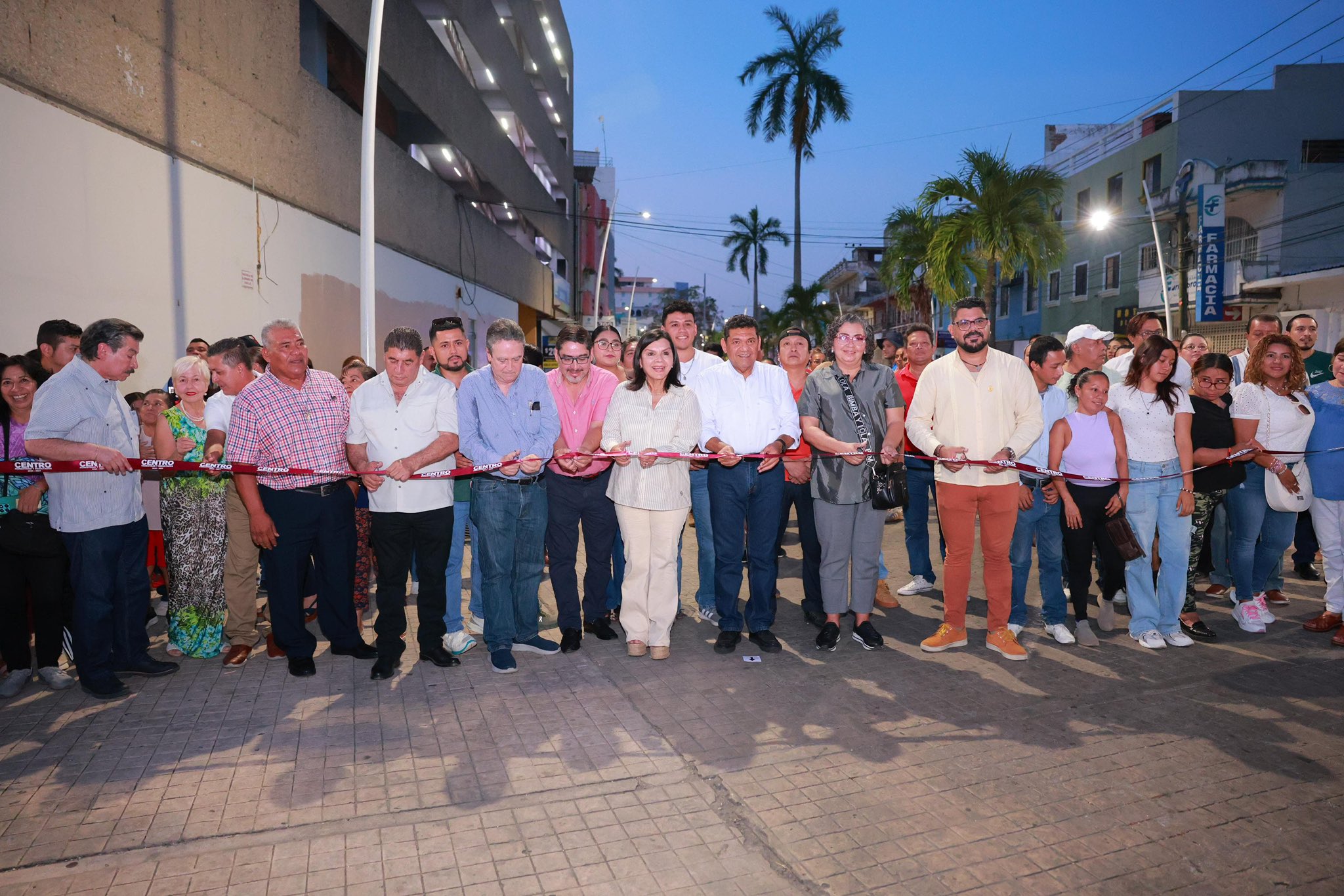 Javier May y alcaldesa Yolanda Osuna inauguran rehabilitación de alumbrado en Barrio Mágico de Villahermosa…