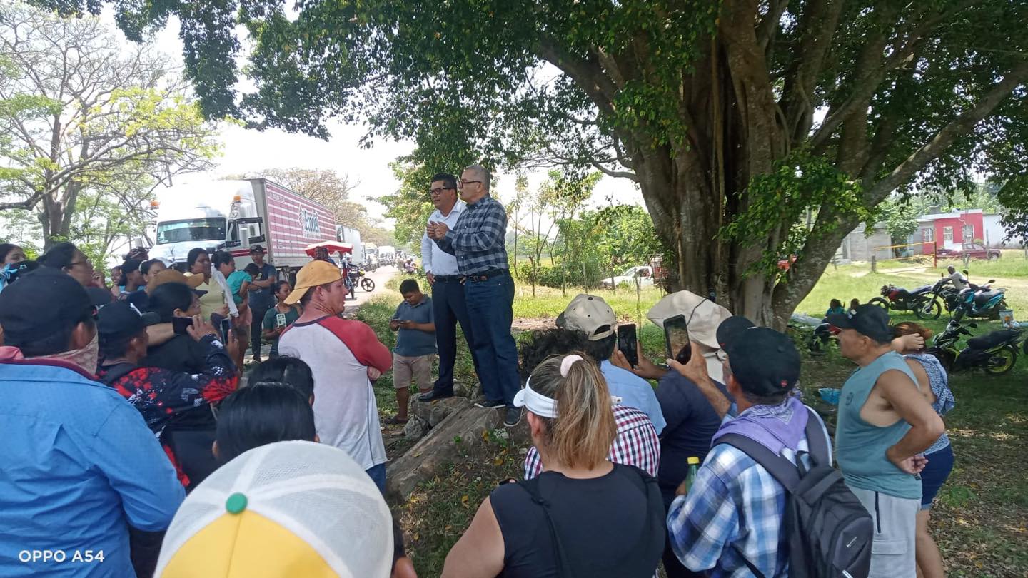 Persiste bloqueo en la carretera Huimanguillo–Villa Estación Chontalpa por falta de energía eléctrica
