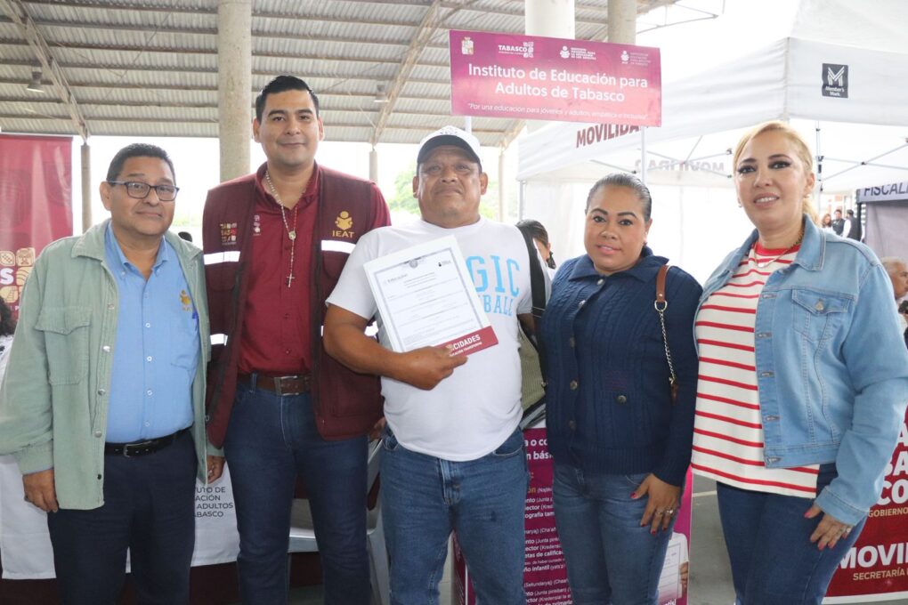 IEAT impulsa educación en territorio y entrega certificados a personas en rezago educativo en Tacotalpa