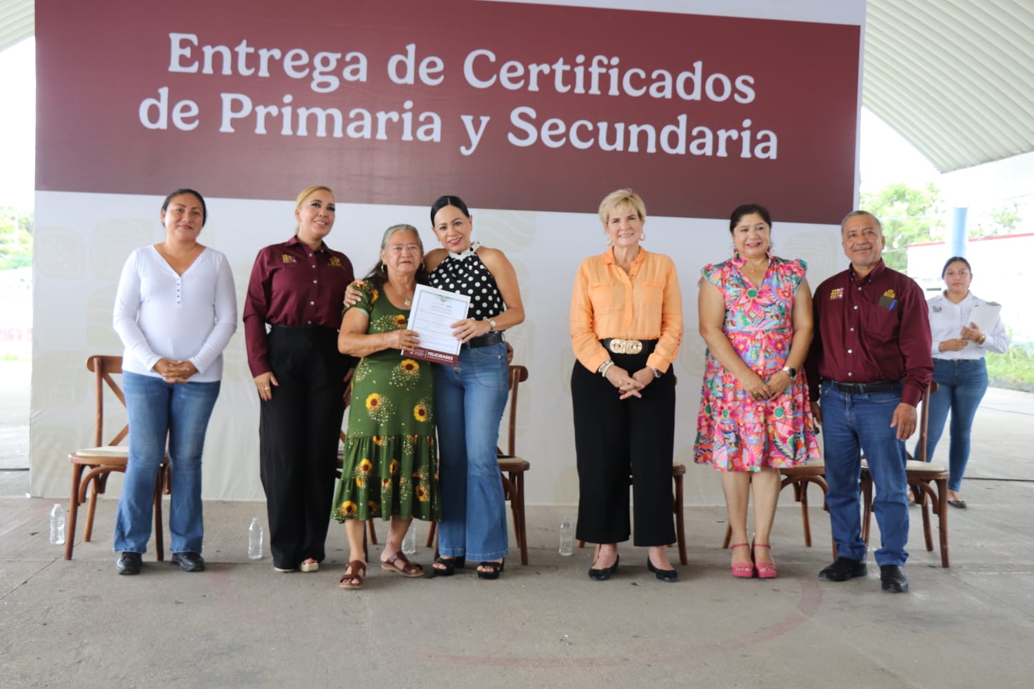 Entrega IEAT certificados de educación básica a 20 personas en Cárdenas; destacan impacto social de la educación para adultos