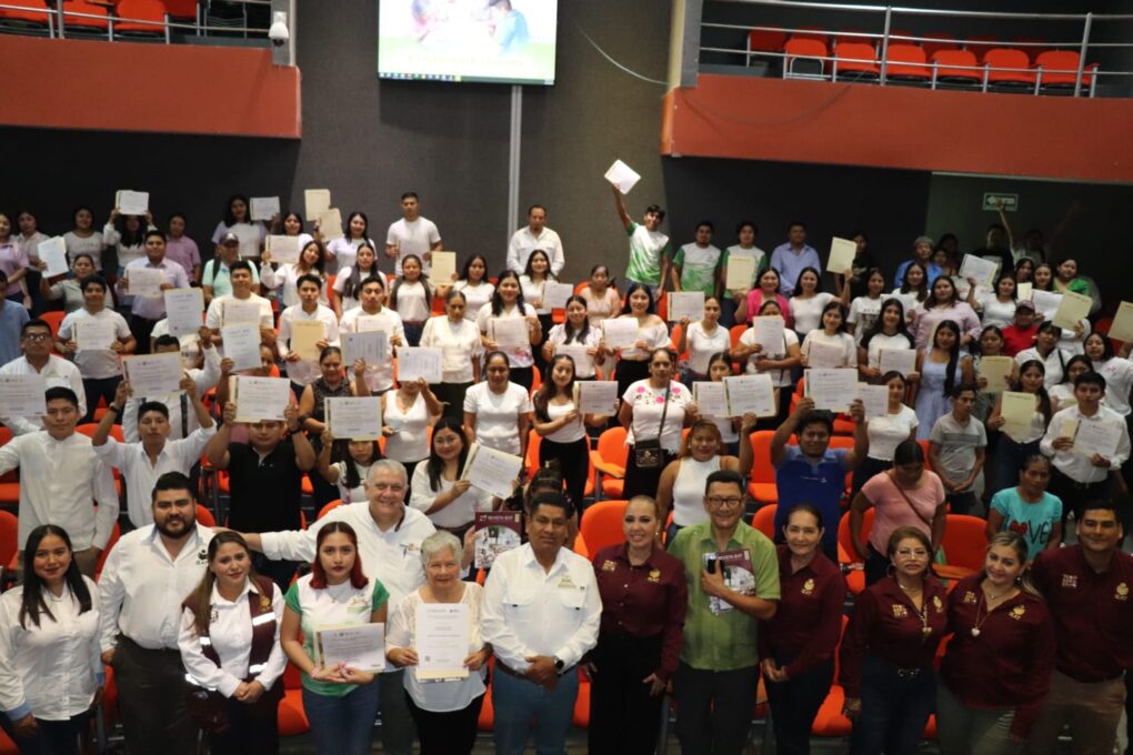 Entregan 70 constancias de alfabetización en Tacotalpa como parte del programa “Alfabetizar para Transformar”