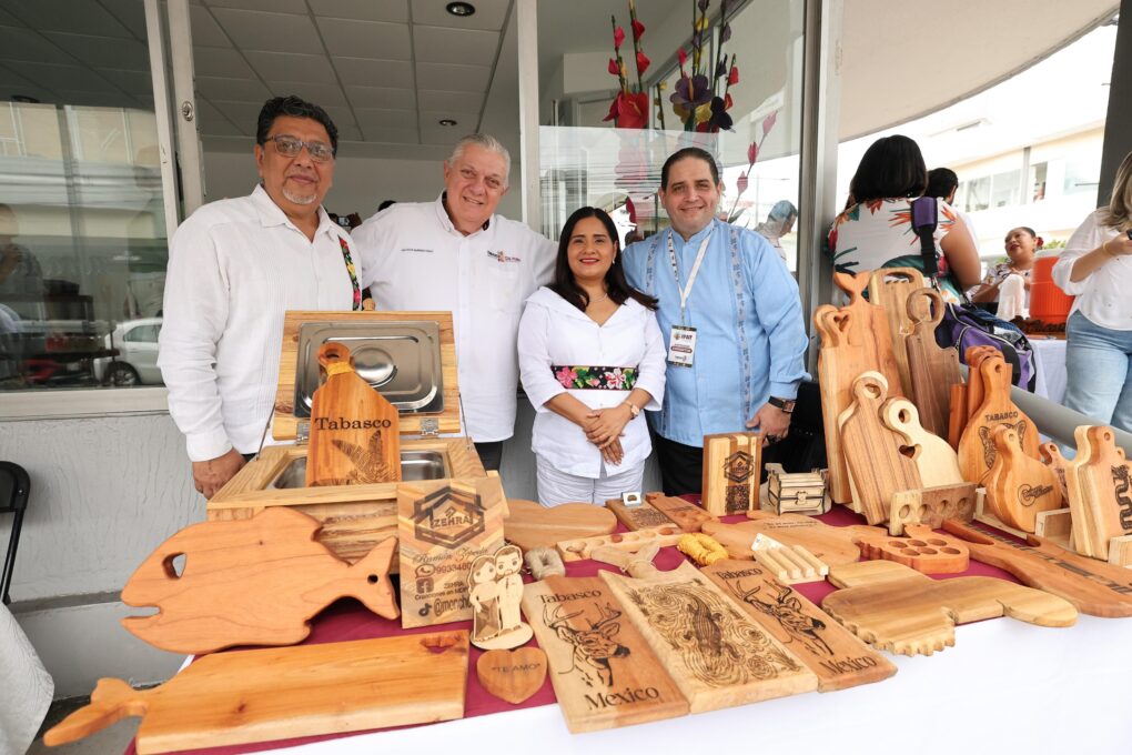 Impulsa Gobierno del Pueblo reconocimiento nacional e internacional de la Tira Bordada en Punto de Lomillo
