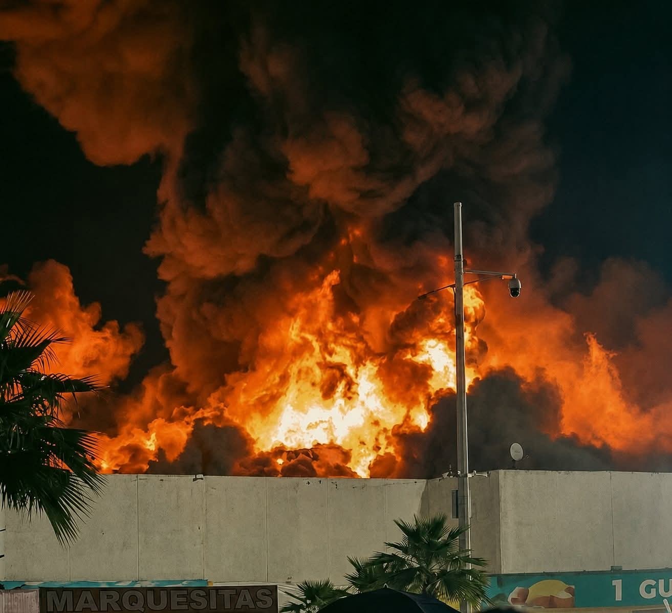 Voraz incendio consume la Nave 1 del Parque Tabasco; expositores reportan pérdidas millonarias