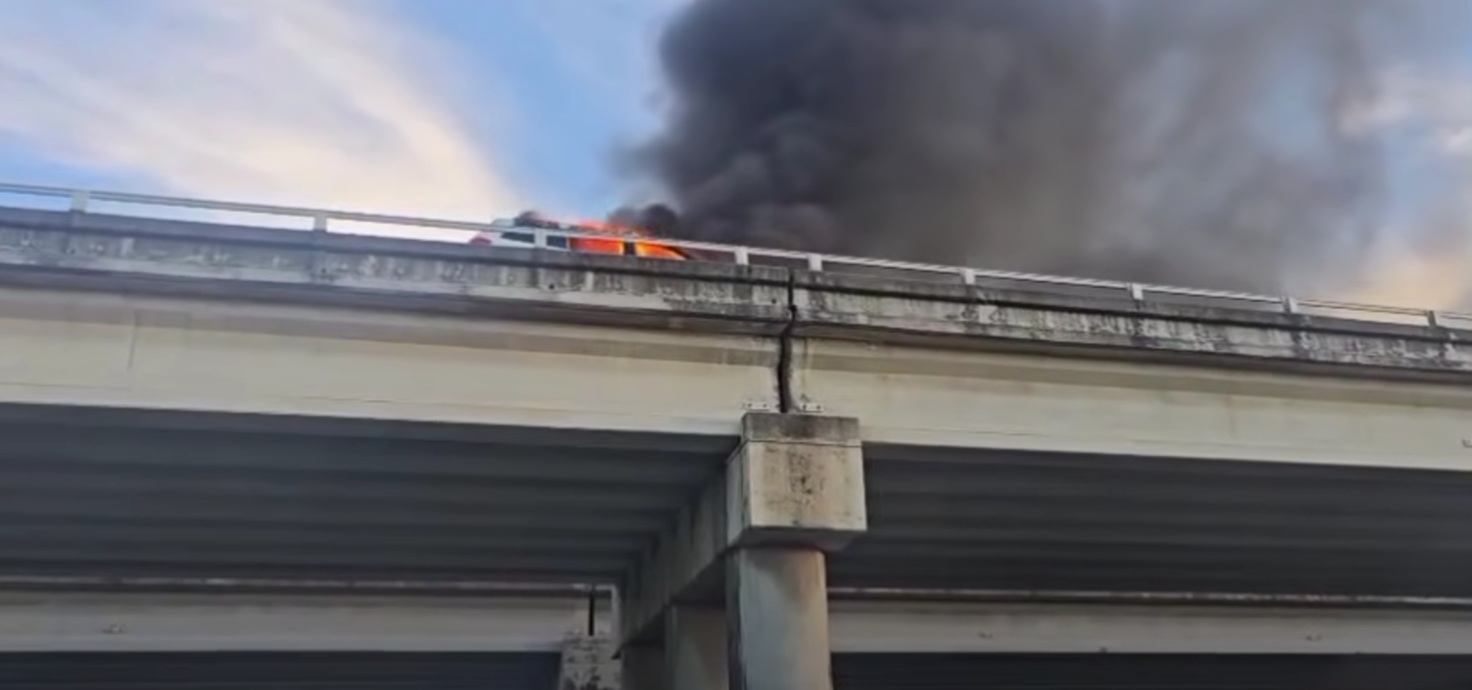 Reportan camioneta en llamas sobre puente Cárdenas–Villahermosa