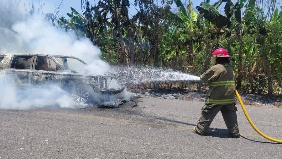 Bomberos sofocan incendio de vehículo en carretera de Jolochero, Centro