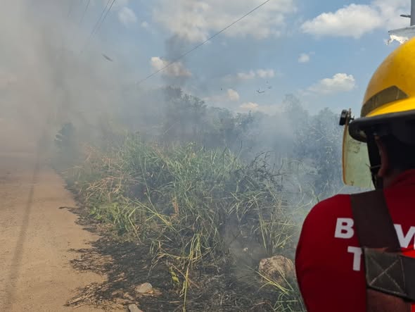 Atienden bomberos tres incendios simultáneos en el municipio de Centro