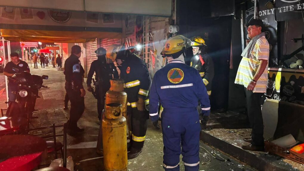 Flamazo moviliza a cuerpos de emergencia en Paseo Tabasco; reportan dos lesionados