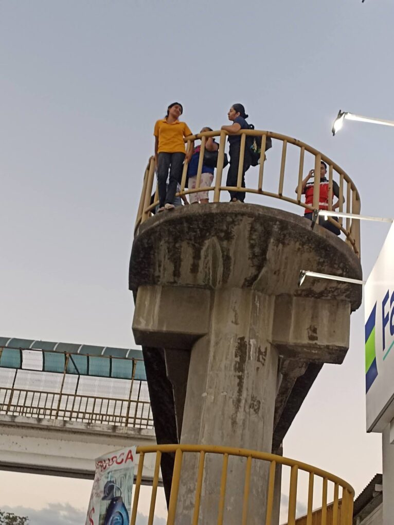 Evitan tragedia en puente peatonal de Indeco; rescatan a joven mujer en crisis emocional