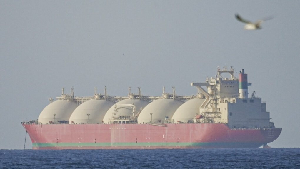 Superpetrolero iraní sancionado por EE.UU. cruza el estrecho de Ormuz sin contratiempos