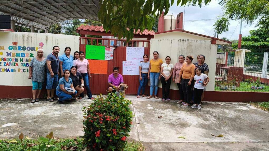 Padres de familia cierran jardín de niños en Emiliano Zapata; protestan por presunto despido injustificado de docente