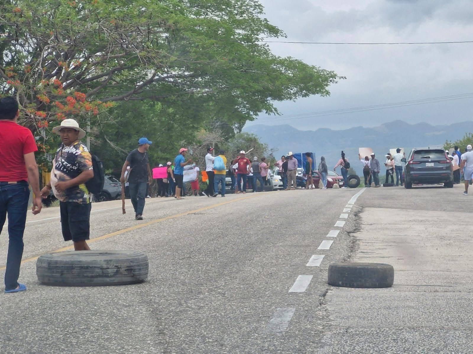 Liberan bloqueo en Jiquipilas tras acuerdos entre familiares de desaparecidos y autoridades en Chiapas