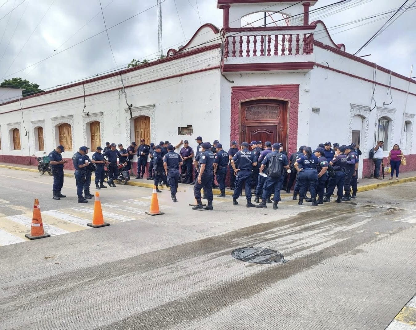 Policías de Jonuta toman Palacio Municipal; exigen mejores condiciones laborales