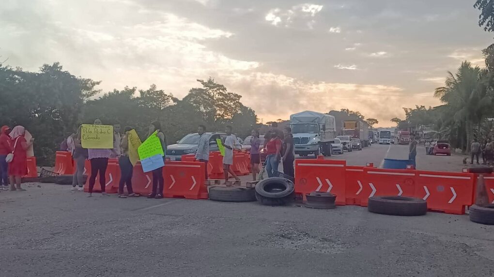 Bloqueo carretero afecta circulación en la vía Macuspana–Villahermosa