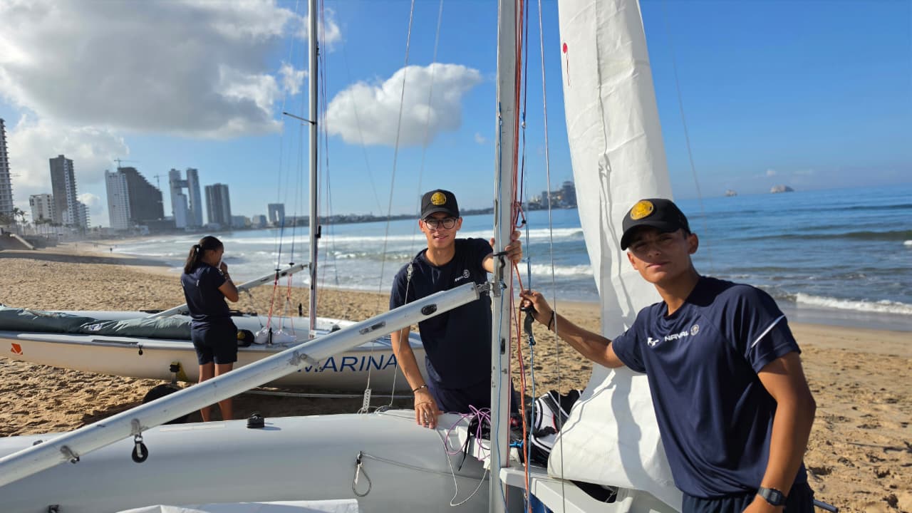 Cadetes de la Heroica Escuela Naval Militar destacan en regata “Festival del Mar” en Mazatlán