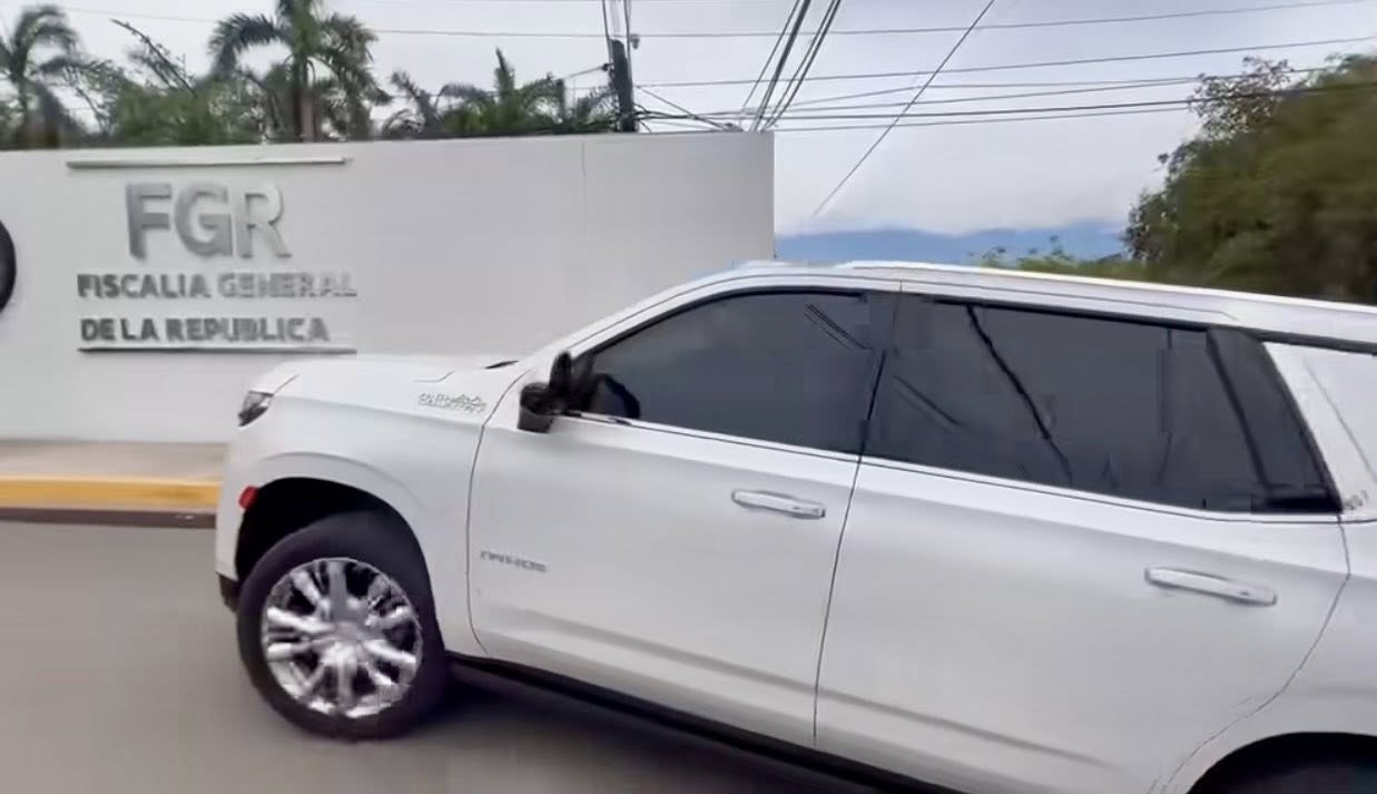 Rubén Rocha Moya comparece ante la FGR en Culiacán; asegura disposición para colaborar con investigaciones