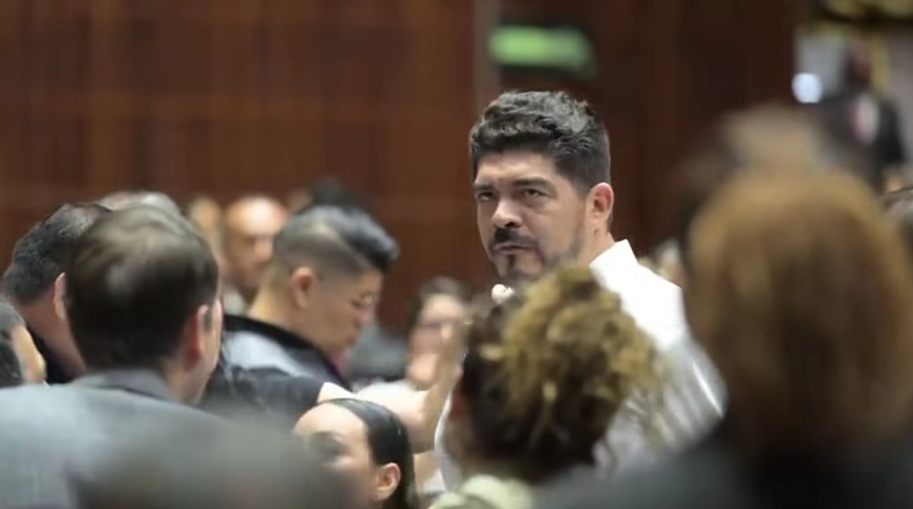 Cámara de Diputados aprueba comisión verificadora de candidaturas en medio de insultos y empujones