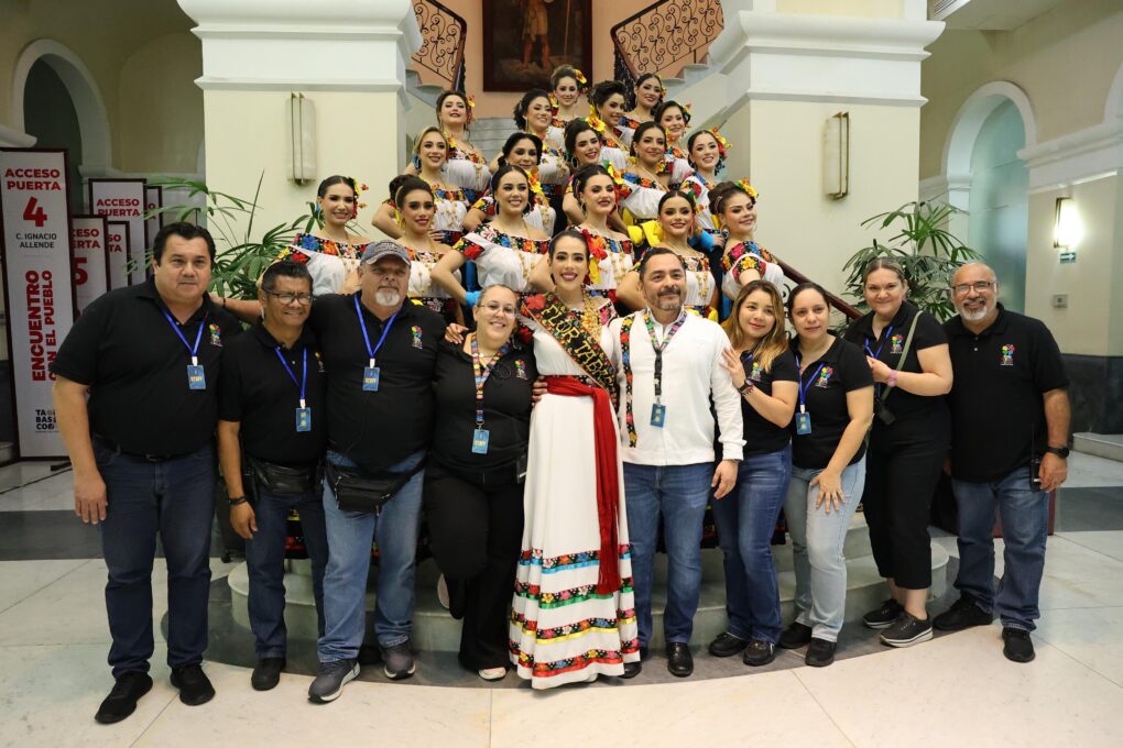 Estalla la algarabía choca en plaza de armas con presentación de Embajadoras