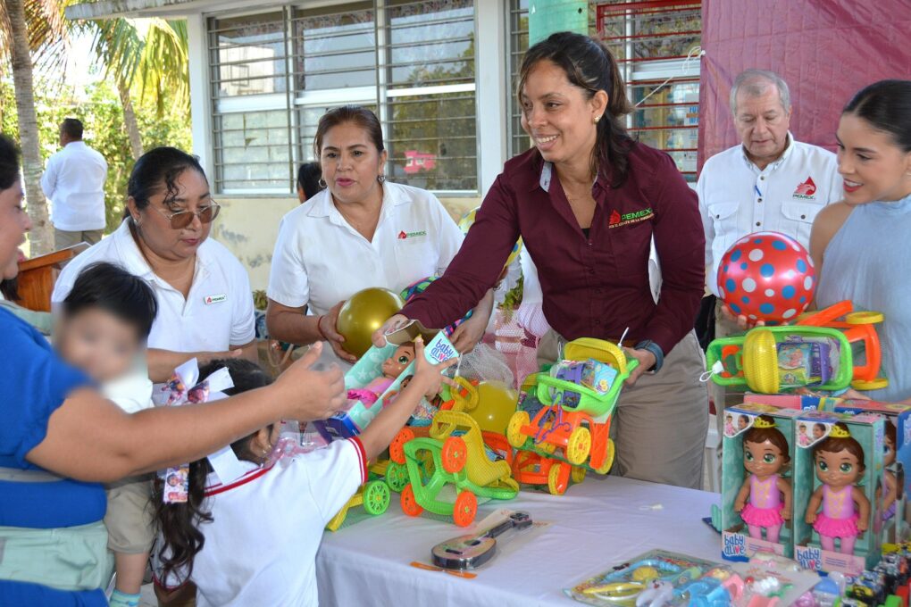 Pemex realiza jornada de convivencia y entrega de juguetes a niñas y niños en Isla Andrés García