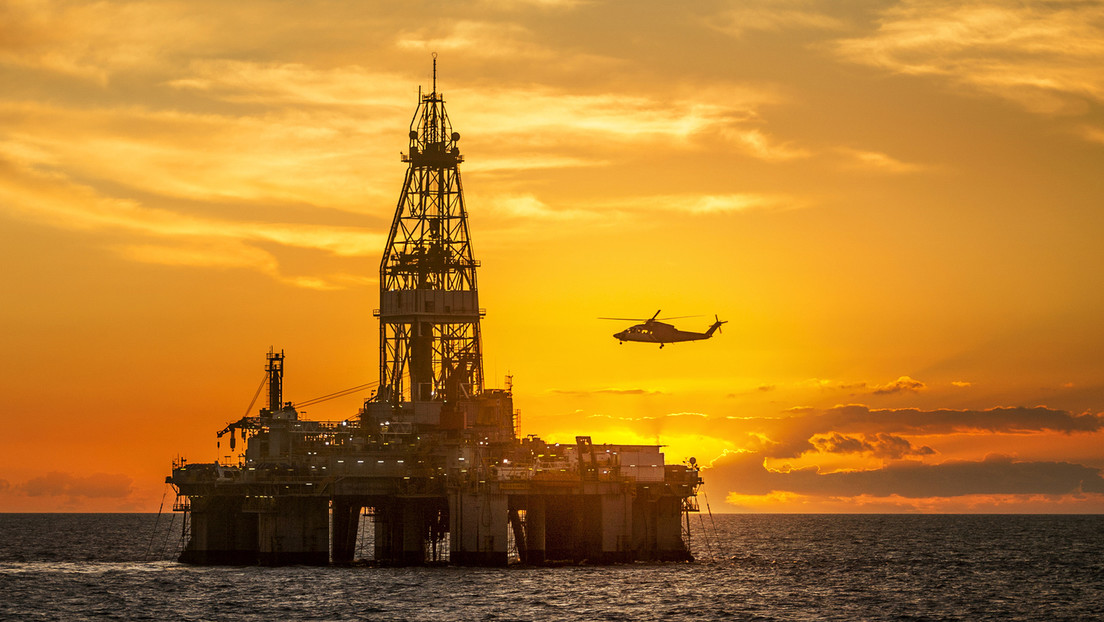El petróleo se dispara por crisis en Ormuz y tensiones entre EE. UU. e Irán