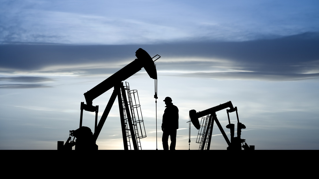 Precio del petróleo sube a máximos de abril tras salida de Emiratos Árabes Unidos de la OPEP