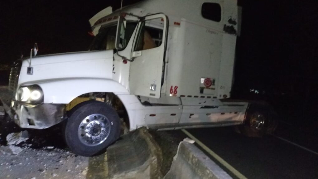 Tráiler derriba puente peatonal y paraliza la carretera Villahermosa–Macuspana