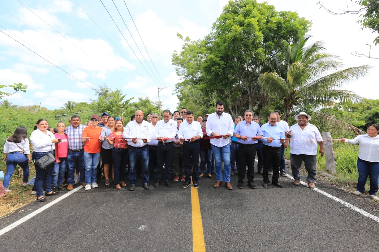 Javier May pone en marcha y supervisa obras viales por más de 31.6 mdp en Centla