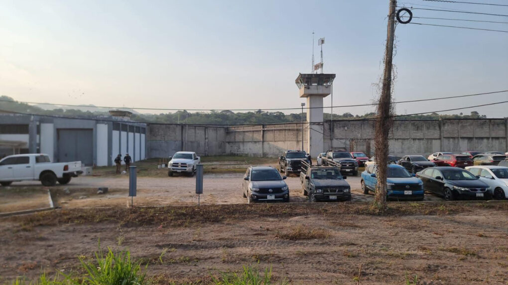 Fuga de 23 reos en penal de Puerto Vallarta deja un custodio muerto; autoridades despliegan operativo